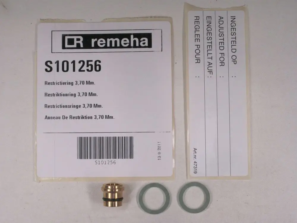 Remeha Drossel, bestehend aus einer Metallkomponente und zwei Dichtungsringen, mit Artikelnummer S101256. Verpackung mit Zusatzinformationen.